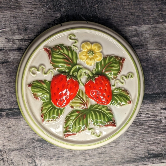 Pair of Midcentury Ceramic Fruit Plaques - Picture 4 of 5